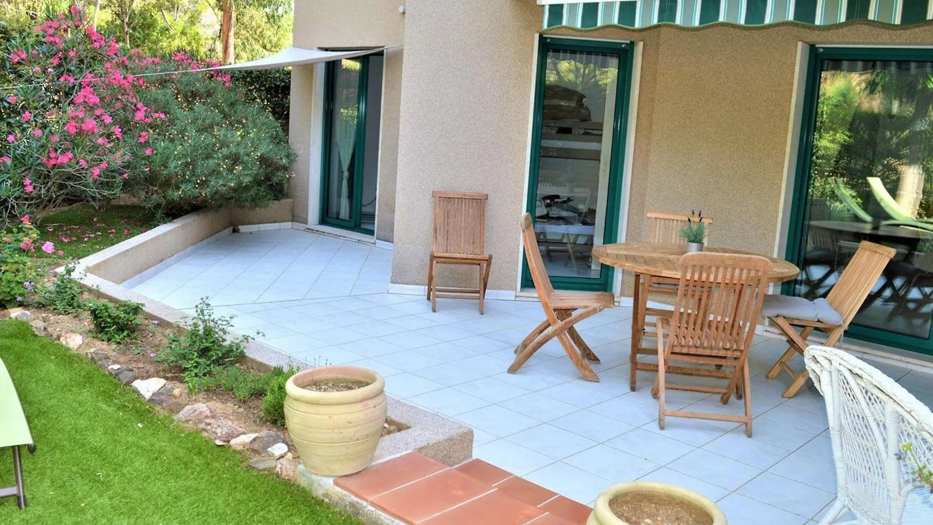Appartement T3 Climatise Avec Jardin Privatif - Proche Plages Et Commerces A Cavalaire-Sur-Mer - Fr-1-226B-32 0*,  Frankrig